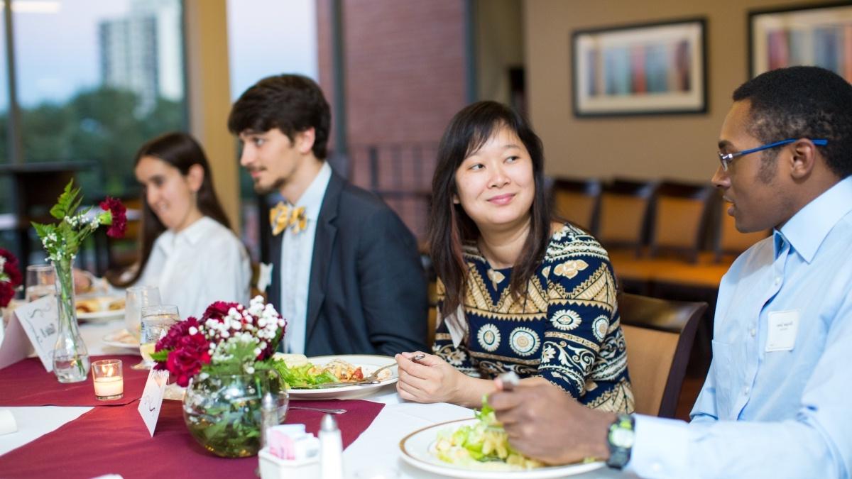 Hoa Nguyen在天际线餐厅与一名学生共进晚餐